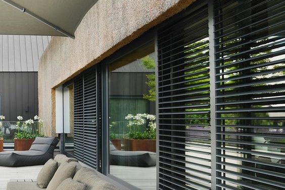 Dış cepheye uygulanan motorlu bir perde sistemidir. aleminyum alışimdan kullanılır ve enerji tasarrufu sağlar. Rüzgardan ve güneşten koruyan teknik özelliklere sahiptir1.